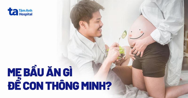 Một em bé đang vui vẻ ăn sữa chua chứng tỏ lợi ích cho trẻ nhỏ